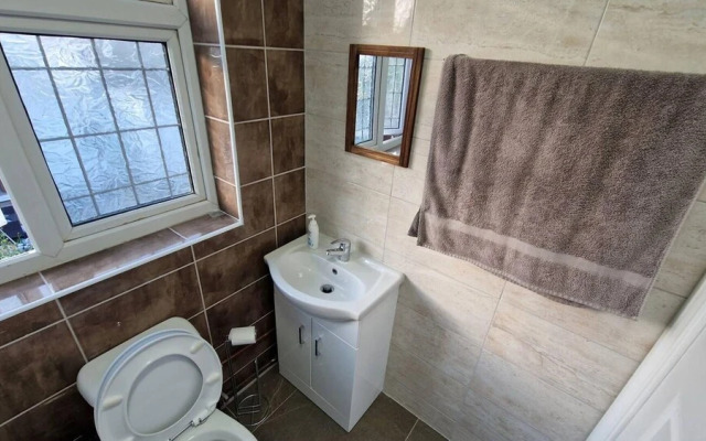 Captivating 2-bed Apartment in Ilford