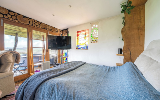 Unique 2-bed Cabin in Llanelli