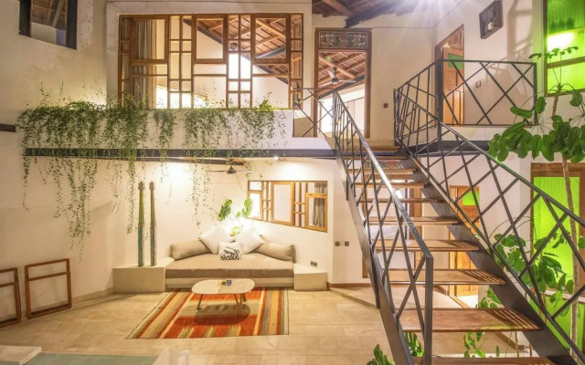 Modern 2-br Art Deco Villa, 800m From the Beach