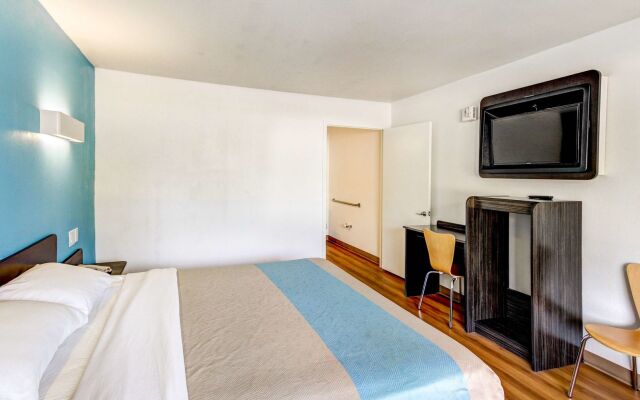 Motel 6 Waco, TX - Lacy Lakeview