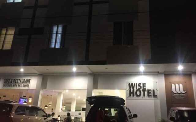 Wise Hotel Tomohon