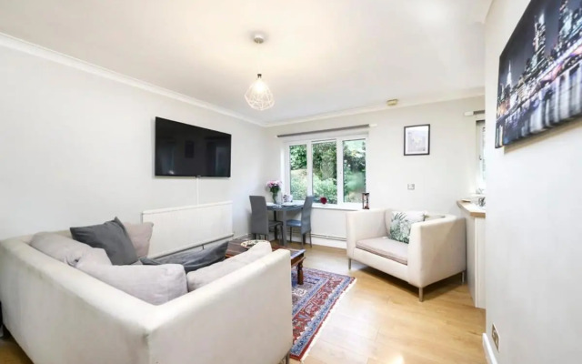 One bedroom central Slough with parking