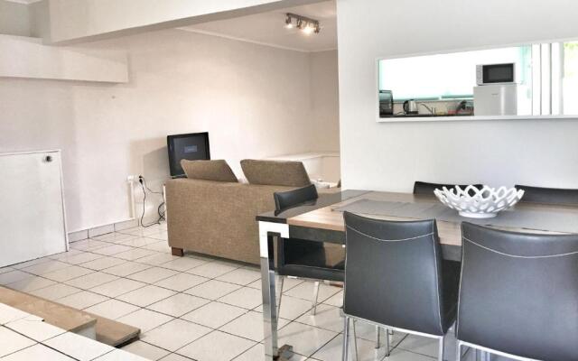 Renovated apt 100m from beach WiFi AC