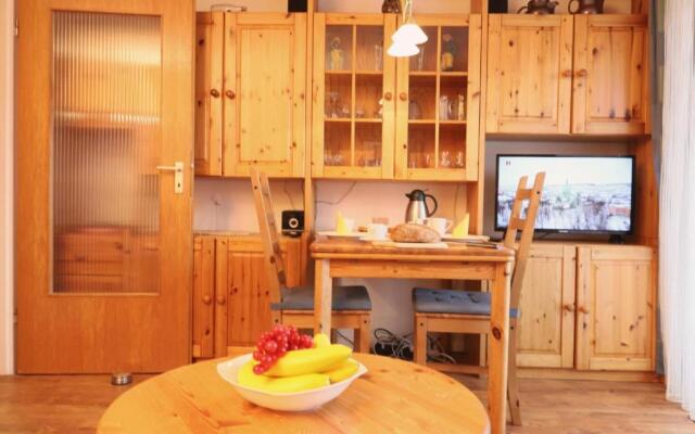 Freundliches 2-Zimmer-Appartement mit Kieferneinrichtung und einem Balkon.