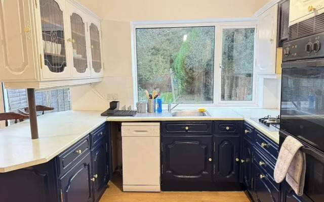 Charming Luton Home for Families & Business Stays