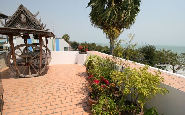 Beachfront Hotel Cha Am