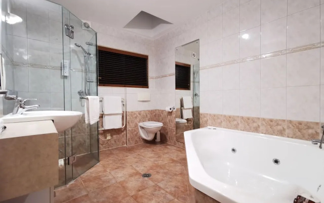 Cornwall Park Motor Inn