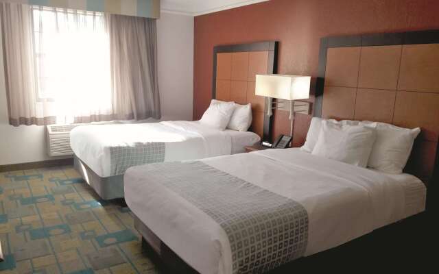 La Quinta Inn by Wyndham Pittsburgh Airport