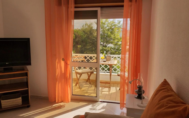 Pretty Sunny Guest Apartment