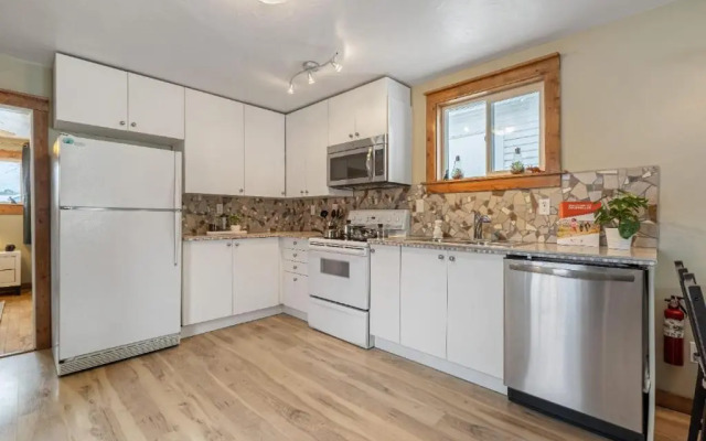 Triceratops Landing I Fire Place I Games I Netflix