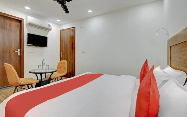 Oyo Flagship 703579 Santosh Residency