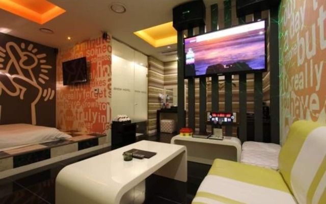 Show Hotel