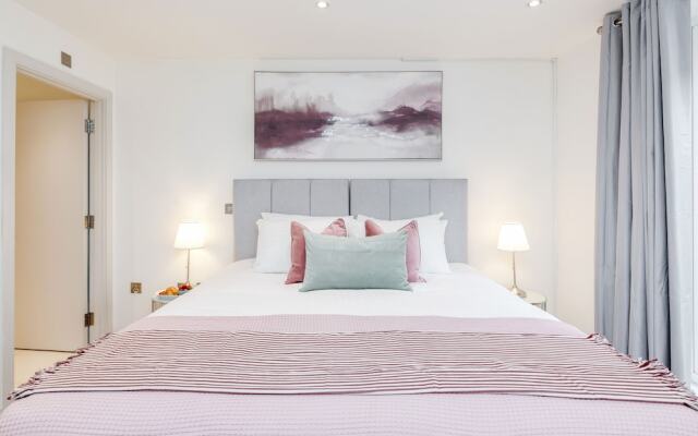Large Windsor Apartment Free Parking Single or King Beds