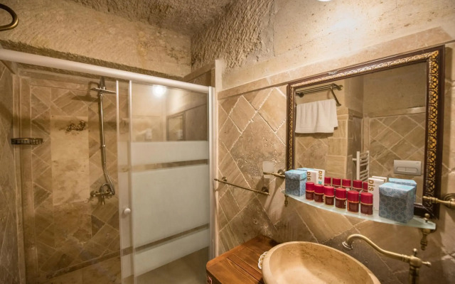 Explorer Cave Hotel