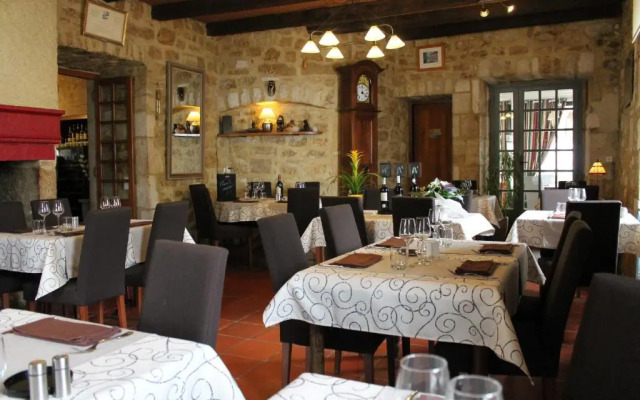 Logis Hotels  Auberge De La Tour   Hôtel Et Restaurant