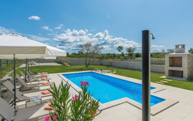 Villa With Private Pool in a Quiet Location With Garden and Grill