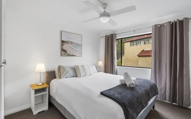 Bright 2-bed Apartment in Leafy New Farm – Guest Rooms – Brisbane