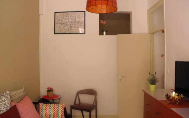 Sunny orange garden apartment in central Lisbon