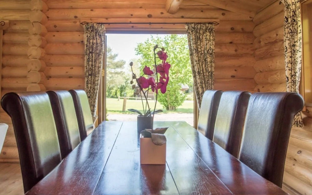 Oak Lodge With Hot Tub, Kingfishers