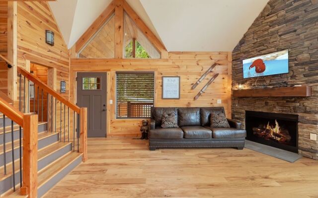 Creekside Manor 3 Bedroom Cabin by RedAwning