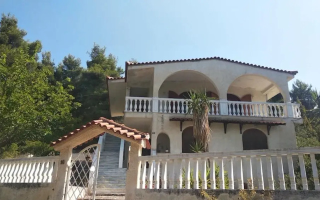 Enjoy Seclusion at Peaceful Mountain Apartment