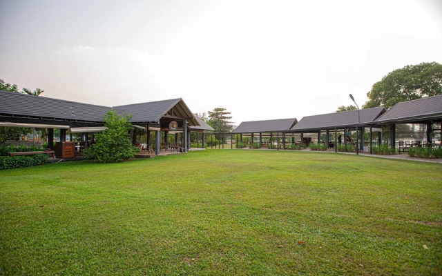Waters Edge Hotel