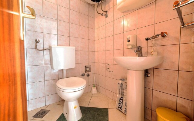 Beautiful Apartment in Podstrana With 1 Bedrooms and Wifi