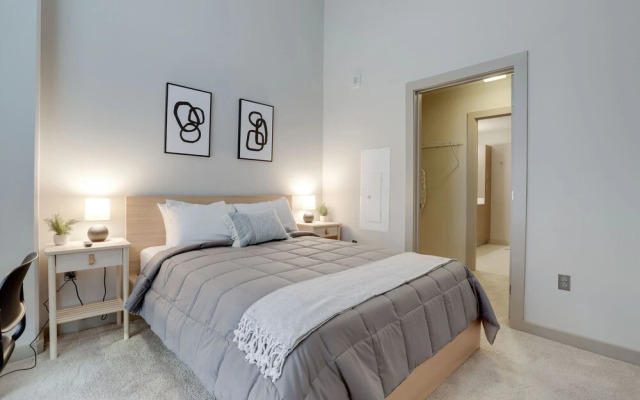 Fantastic Condo at Crystal City With Gym