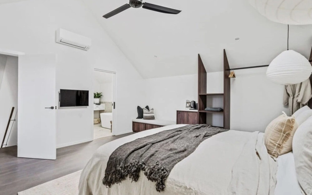 Maple on Albert Berry - by Linnaeus Collection – Guest Rooms – Berry
