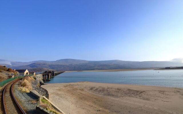 Modern Apartment Near the Estuary of the Mawddach River