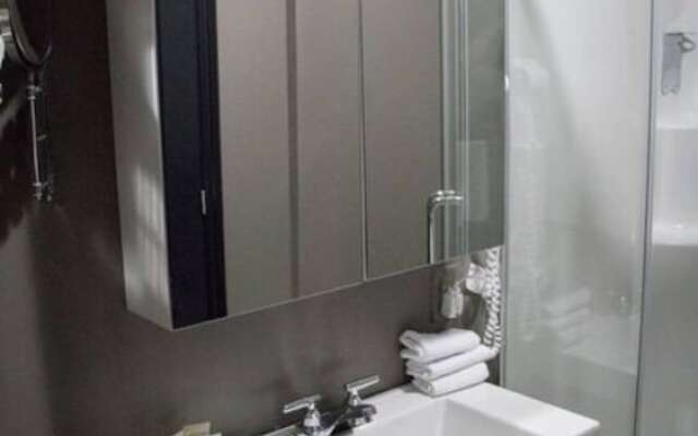 Drummond by Bouticstay Golden District Studio