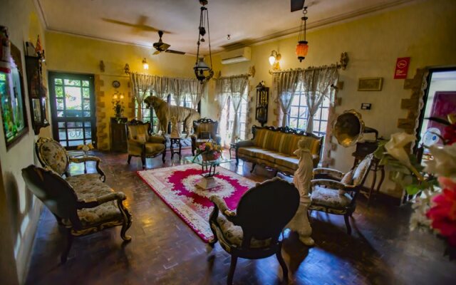 Newtons Manor