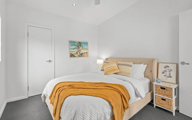 Luxurious 5-bed Home by Avoca Beach – Guest Rooms – Avoca Beach