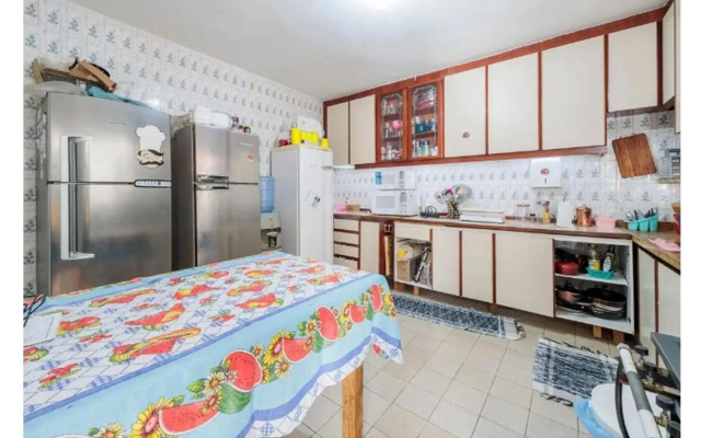 Quarto em residência tranquila e familiar