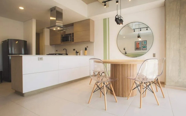 Cool 3 BR W/ Balcony in Laureles Medellín