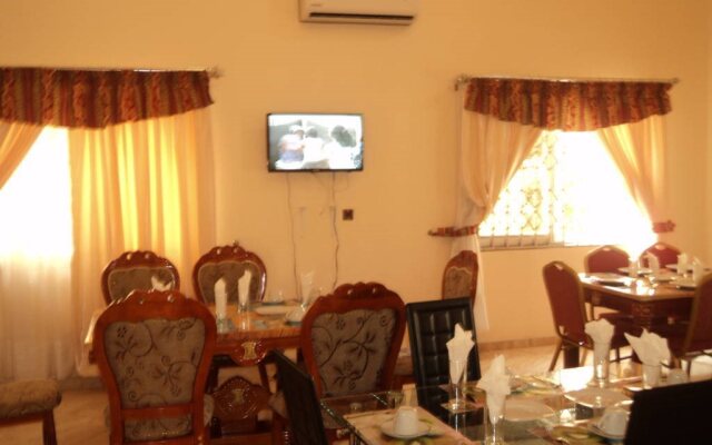 Pebble Pine Hotel