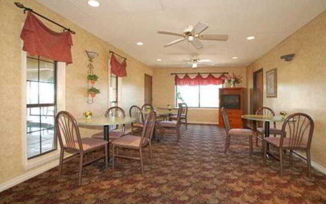 Rodeway Inn & Suites East / I-44