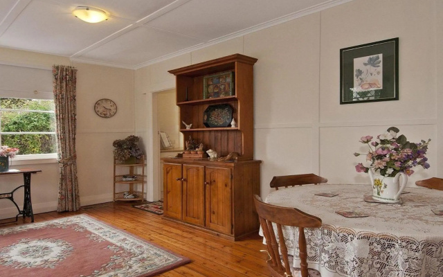 Hollyoak Cottage - delightful, ducks and doileys! – Guest Rooms – Bowral