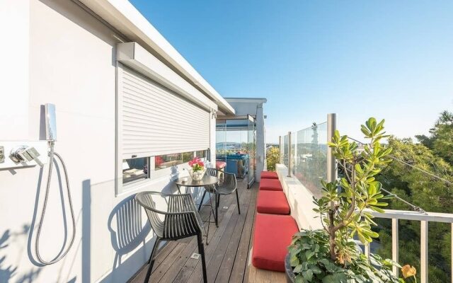 Sea View Apartment with Hot Tub & Sauna