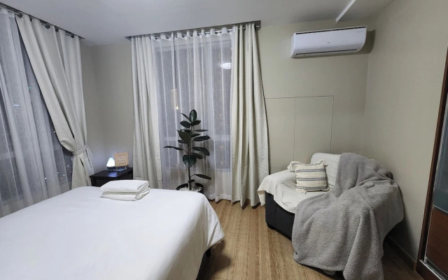 Cozy 1BR Condo in Mandaluyong City With City Skyline View