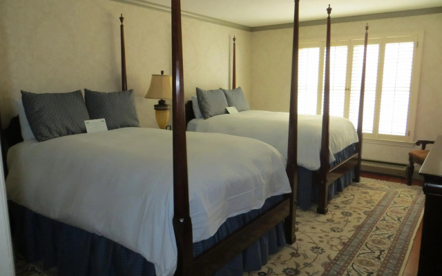 Cow Hollow Inn & Suites