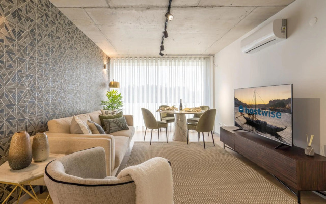 Luxurious Impressive Apartment - Balcony and Pool