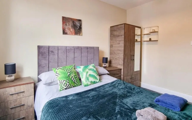 Rustic Ebony Suite With Free Parking