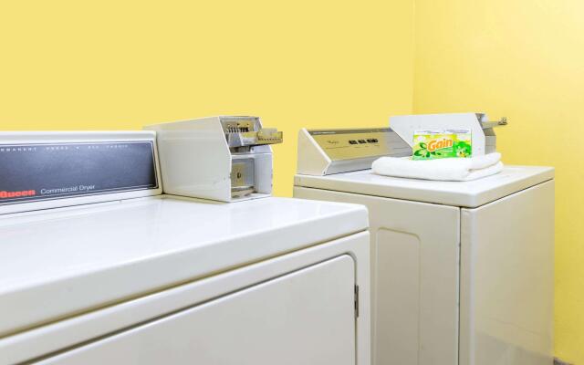 Super 8 by Wyndham Fenton/St. Louis Area