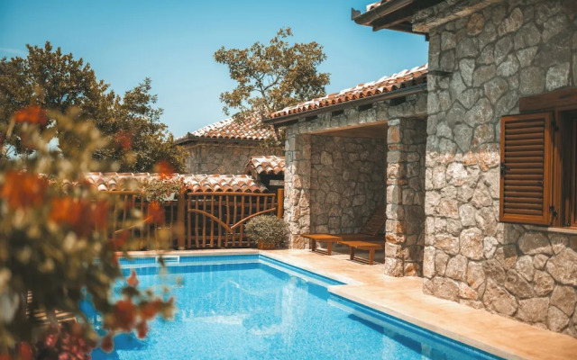Carevic Resort & Villas