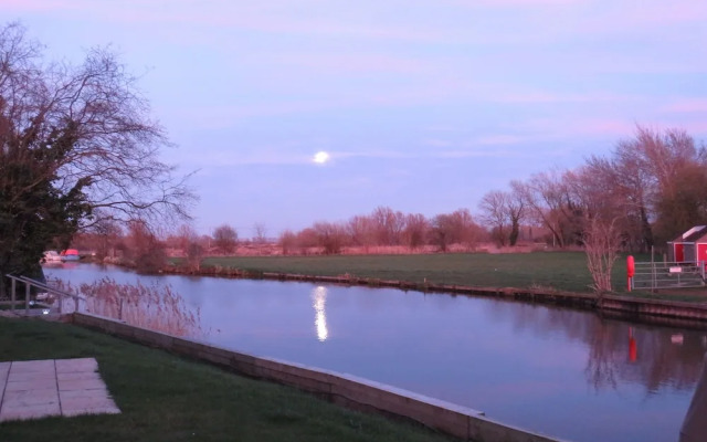 Picturesque Riverside Cottage - 2 Bedroom
