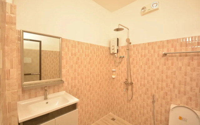 White Summerville Tourist Inn