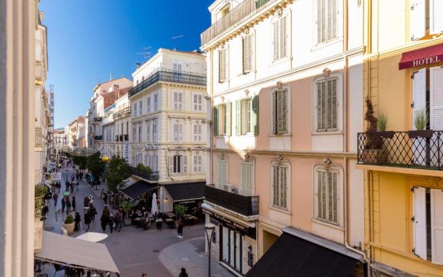 Centrally located modern 2 Bed apartment in Cannes with aircon and high ceilings and modern design 696