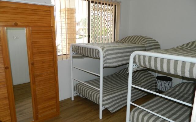 26 Wallis View - Opposite the Lake - 3 Bedroom Apartment