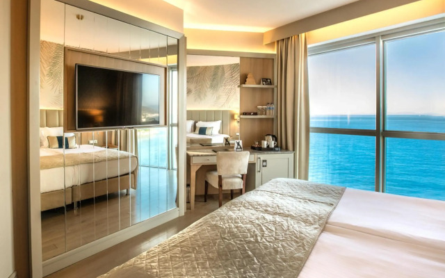 Charisma De Luxe Hotel